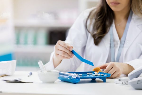 Perbedaan Farmasi dan Apoteker yang Wajib Kamu Tahu Sebelum Pilih Jurusan