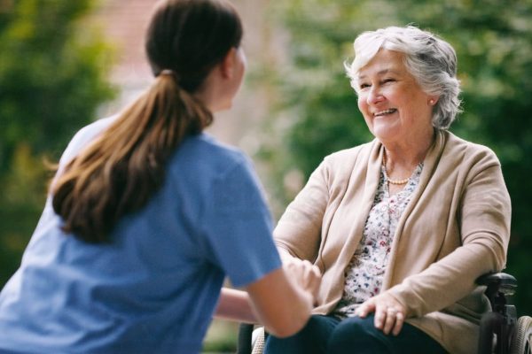 Peran dan Prospek Karir Perawat Lansia