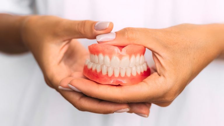 Teknik Prostetik Gigi: Ini Manfaat dan Jenisnya