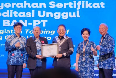 Penyerahan Sertifikat Akreditasi Unggul oleh BAN-PT: IIK Bhakta Masuk dalam 4% Perguruan Tinggi Terakreditasi Unggul di Indonesia