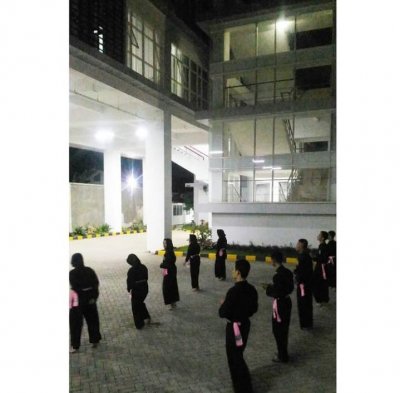 Latihan rutin anggota PSHT di Gerbang Adipadma IIK Bhakta