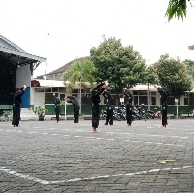 Latihan rutin anggota PSHT di Gerbang Adipadma IIK Bhakta