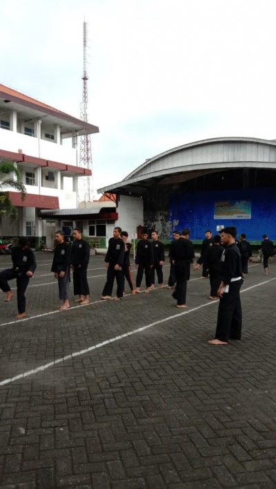 Latihan rutin anggota PSHT di Gerbang Adipadma IIK Bhakta