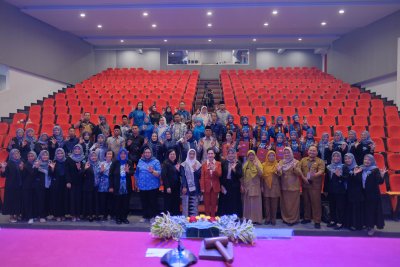 Pengambilan Sumpah dan Profesi Bidan : Dari IIK Bhakta untuk Kesehatan Ibu dan Anak Indonesia