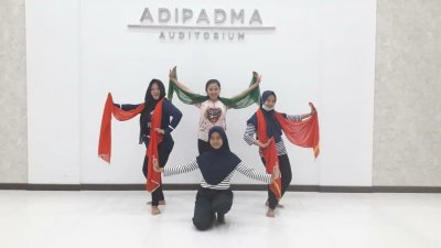 Anggota UKM Tari saat berlatih di Auditorium Adipadma