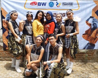 Penampilan anggota UKM Tari IIK BW