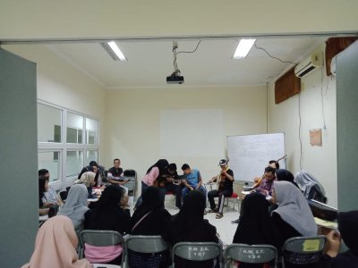 Kegiatan rutin anggota UKM Musik IIK BW