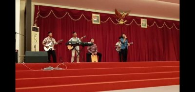 Latihan olah vokal dan musik UKM Musik IIK BW