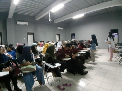 Pertemuan rutin anggota UKM English Club IIK BW