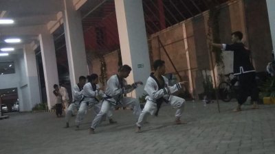 Setiap Senin malam anggota UKM Kera Sakti IIK BW berlatih di Adipadma lt 1.