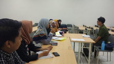 UKM jurnalistik IIK BW rutin menggelar diskusi setiap hari Rabu malam di gedung Adipadma.