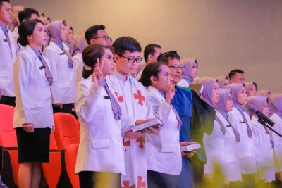 Sumpah Apoteker Angkatan V Fakultas Farmasi IIK Bhakti Wiyata