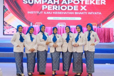 Fakultas Farmasi IIK Bhakta Lahirkan Apoteker Profesional