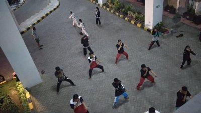 Anggota UKM Ikatan Keluarga Silat Putra Indonesia (IKSPI) saat berlatih fisik