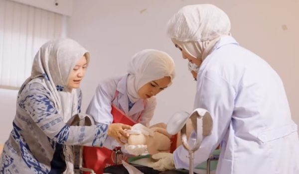 Kuliah Kebidanan: Prospek Kerja, Jenjang Pendidikan, dan Pilihan di IIK Bhakta