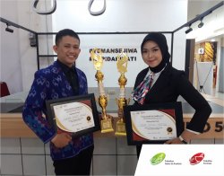 Two IIK BW students from the S1 Pharmacy study program and D4 Medical Laboratory Technology won 1st and 2nd place in the contest of Financial Inclusion Ambassadors held by the Financial Service Authority on 20 October 2019.