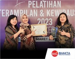 IIK Bhakta won the Employment Compliance award from the Office of Cooperatives, Micro Enterprises and Manpower in Kediri City (2023)