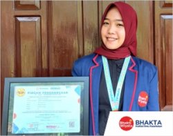 Meike Nur Cahyani, a Public Health undergraduate student, successfully achieved the 