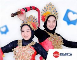 Representatives from the Public Health undergraduate program, Medina and Afnida, successfully secured the 2nd National Championship in the Samandiman Whip Dance Festival 2023 organized by the Kediri City Government.