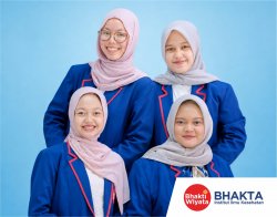 Perwakilan Mahasiswa S1 Administrasi Rumah Sakit yaitu Zahra Nugroho, Alfi Humai...