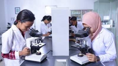 Praktik laboratorium menjadi bagian penting pembelajaran di IIK Bhakta, mempersiapkan mahasiswa dengan kompetensi teknis yang relevan dengan kebutuhan industri kesehatan.