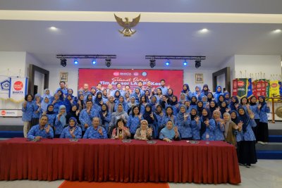 Tim akreditasi dari Profesi Apoteker dan Prodi S1 Farmasi berfoto bersama tim asesor usai menjalani akreditasi prodi pada tanggal 02-06 Juni 2026 lalu.  