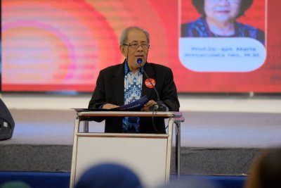 Prof. Dr. Apt. Muhamad Zainuddin selaku Rektor IIK Bhakta menyampaikan sambutan dan gagasannya dalam acara akreditasi Profesi Apoteker dan S1 Farmasi .