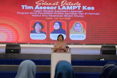 Salah satu tim Aseseor, Prof.Dr. apt. Maria Immaculata Iwo, M.Si. yang melaksanakan asesmen lapangan langsung pada akreditasi prodi Profesi Apoteker dan Prodi S1 Farmasi. 