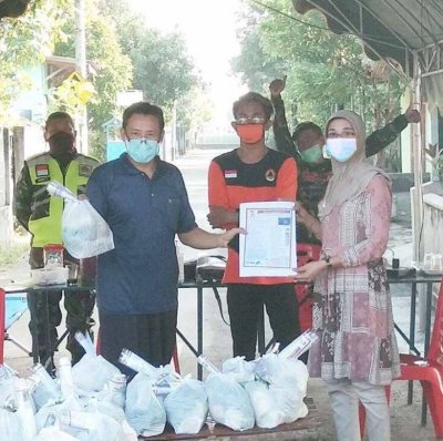 FIK IIK BW berikan bantuan kepada warga Kediri yang terdampak lockdown karena COVID-19