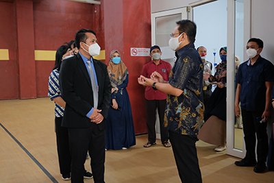 Pihak RSGM IIK Bhakti Wiyata mengajak Kepala Dinas Kesehatan Kota Kediri untuk mengunjungi langsung  lokasi ruang isolasi pasien COVID-19 di Gedung Adipadma lantai 6
