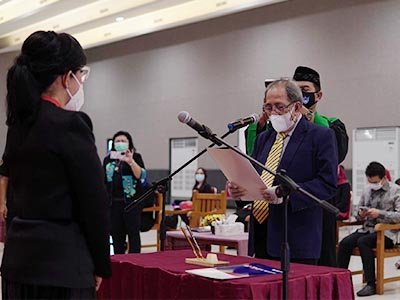 Pelantikan dan pengambilan sumpah jabatan rektor IIK Bhakti Wiyata disaksikan langsung oleh Ibu Dra. Ec. Lianawati Tjokrohartono, M.B.A. selaku Ketua Yayasan Bhakti Wiyata Kediri.