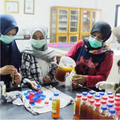  Dosen dan mahasiswa Farmasi IIK BW meracik jamu herbal dan hand sanitizer untuk dibagikan kepada masyarakat.