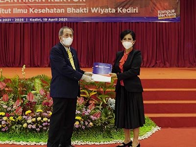 Sebanyak 84 pejabat struktural baru di lingkungan IIK Bhakta periode 2021-2025 resmi dilantik oleh Rektor IIK Bhakta dan disaksikan langsung oleh Ketua Yayasan Bhakti Wiyata Kediri. 
