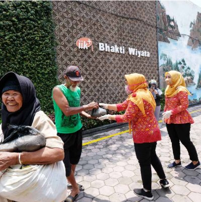  Potret kebahagiaan dari para penerima sembako gratis yang diberikan oleh IIK BW