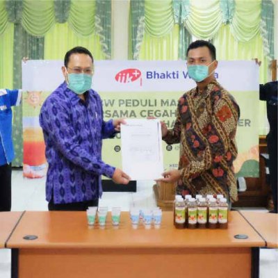 Eko Yudha Prasetyo. M.Farm., Apt.,selaku Kepala Pusat Kerjasama dan Hubungan Masyarakat IIK BW memberikan 2000 hand sanitizer kepada Pemerintah Kota Kediri yang diterima langsung oleh dr. Fauzan Adima, M.Kes.
