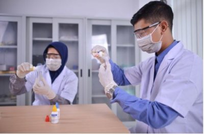Mahasiswa D4 Teknologi Laboratorium Medis IIK Bhakta melakukan praktikum pemeriksaan sampel dengan menggunakan alat pelindung diri sesuai standar laboratorium.
