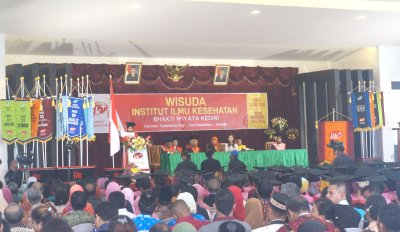 suasana wisuda IIK Bhakti Wiyata Kediri TA. 2015-2016