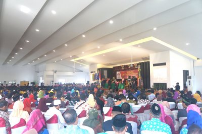 Pelaksanaan Wisuda IIK Bhakti Wiyata Kediri TA. 2015-206 berlangsung di Graha IIK lantai 4