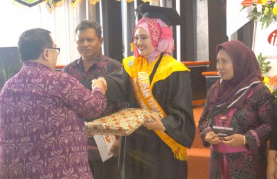 Prosesi pemberian hadiah kepada salah satu wisudawan terbaik IIK Bhakti Wiyata Kediri TA. 2015-2016
