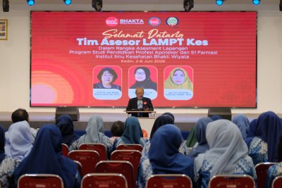 Rektor IIK Bhakta memberikan sambutan pada pembukaan asesmen lapangan LAMPTKes Program Studi S1 Farmasi dan Pendidikan Profesi Apoteker, 2â€“6 Juni 2026.