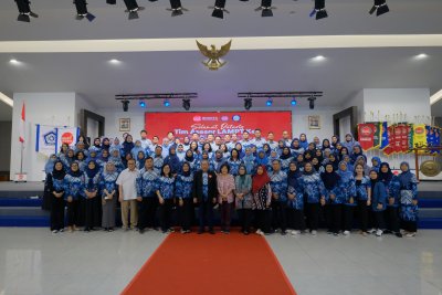 Para asesor LAMPTKes berfoto bersama pimpinan, dosen, tenaga kependidikan, dan sivitas akademika IIK Bhakta usai asesmen lapangan Program Studi S1 Farmasi dan Pendidikan Profesi Apoteker.
