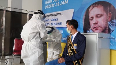 Petugas kesehatan RSGM IIK Bhakti Wiyata sangat telaten dan ramah dalam melayani pasien. 