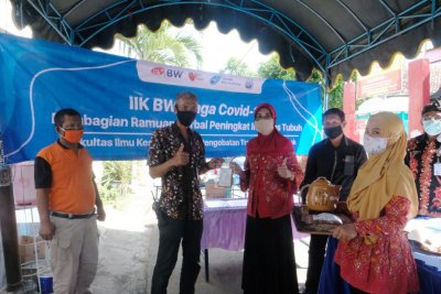 Penyerahan simbolis ramuan tradisional D4 PTT di Posko BPPD Sukorame Kediri.