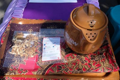 prodi D4 Pengobatan Tradisional Tiongkok (D4 PTT) FIK IIK BW menciptakan produk ramuan herbal tradisional simplisia kering untuk meningkatkan imunitas Orang Dalam Pemantauan (ODP)