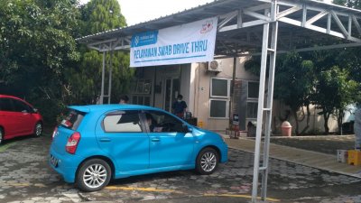 RSGM IIK Bhakti Wiyata melayani tes swab dengan metode drive thru sehingga pasien tetap aman di dalam kendaraan dan tidak menimbulkan kerumunan. 