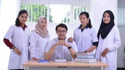 Mahasiswa IIK Bhakta dari berbagai program studi kesehatan, dibekali ilmu dan pengalaman untuk siap bersaing di dunia kerja setelah lulus.