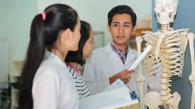 Pembelajaran berbasis praktik dan diskusi langsung membantu mahasiswa memahami ilmu kesehatan secara aplikatif, bukan sekadar teori.