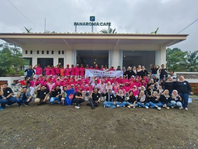 Foto bersama peserta dan tim pengabdian masyarakat usai kegiatan edukasi kesehatan dan pemeriksaan lansia di Desa Dongko, Trenggalek.
