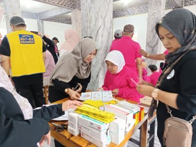 Pada acara tersebut juga dilakukan pemeriksaan kondisi umum, pengecekan tekanan darah, konsultasi kesehatan, hingga pemberian pengobatan sesuai kebutuhan peserta.