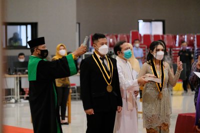 Prosesi penyumpahan dokter gigi baru, drg. Linda Siena Maria Soares (kanan) bersama rekan sejawatnya.